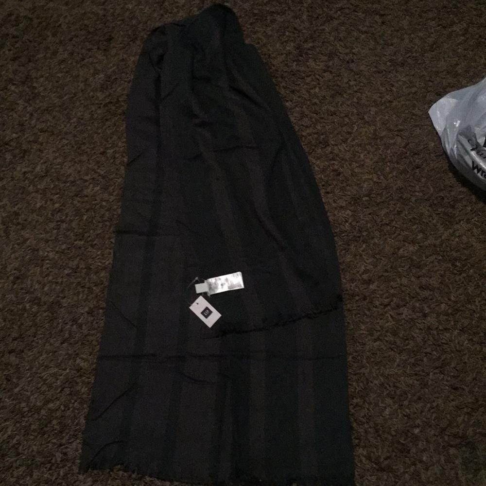 GAP scarf
